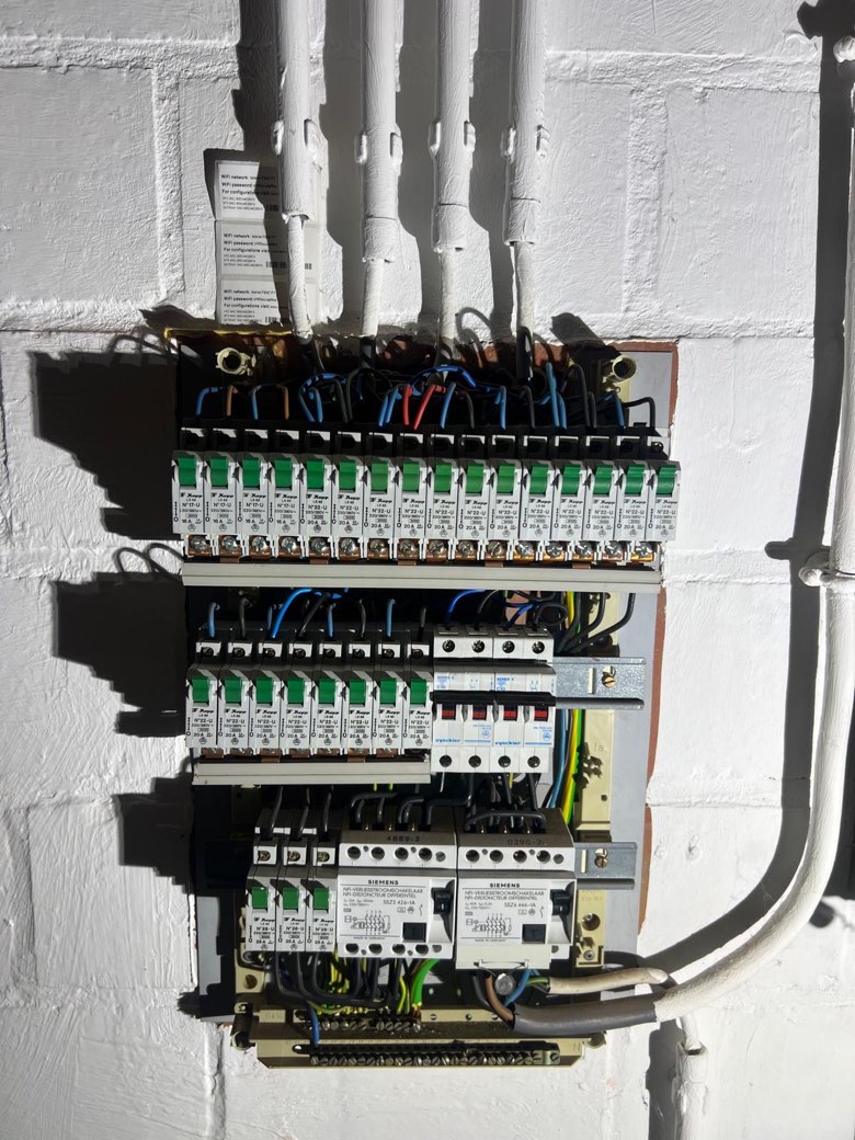 Le même tableau électrique après mise en conformité : circuits alignés, différentiels 30 mA, câblage repris.